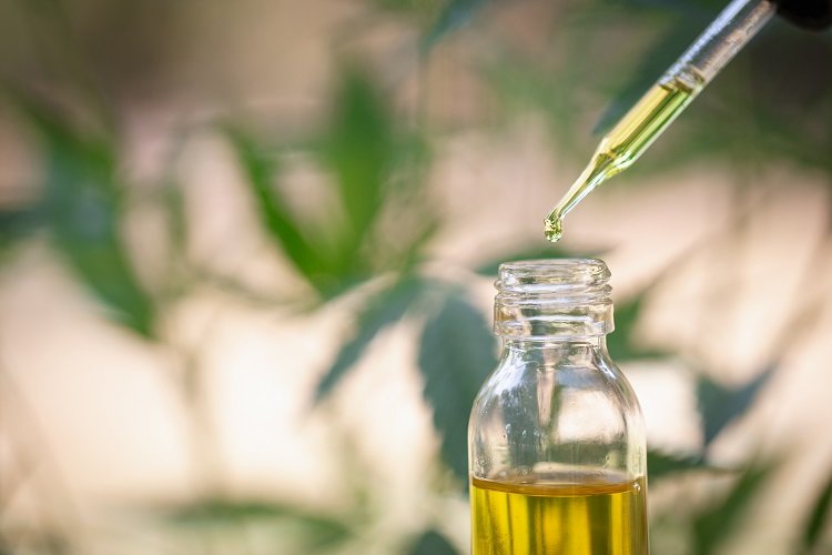 CBD маслото: Здраве отвън и отвътре